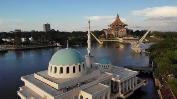 Αεροφωτογραφία Του Όμορφου Πλωτού Τζαμιού Του Kuching Επίσης Γνωστή Masjid — Αρχείο Βίντεο