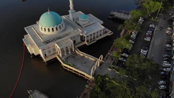 日落时分 库庆美丽的浮动清真寺或也被称为Masjid India的空中景观 — 图库视频影像