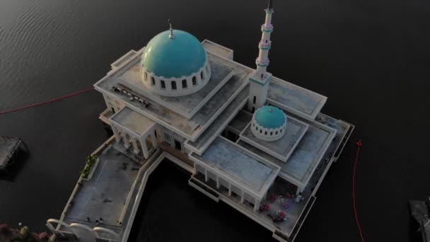 Kuching Yüzen Güzel Camisinin Havadan Görünüşü Gün Batımında Hindistan Mescidi — Stok video