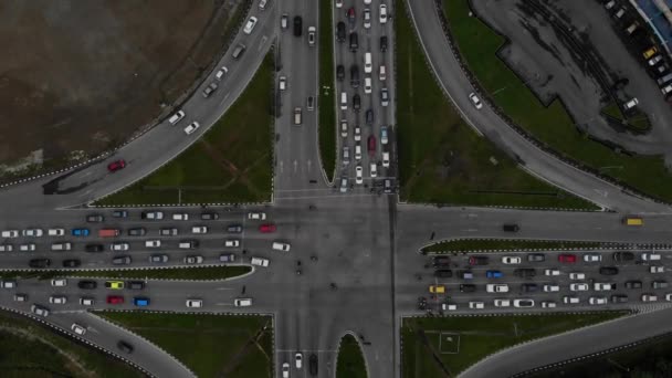 Vista Aérea Arriba Hacia Abajo Intersección Carreteras Con Vehículos Llenos — Vídeos de Stock