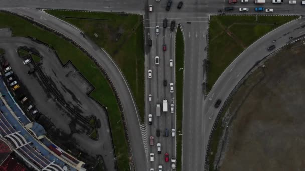 Vista Aérea Arriba Hacia Abajo Intersección Carreteras Con Vehículos Llenos — Vídeos de Stock