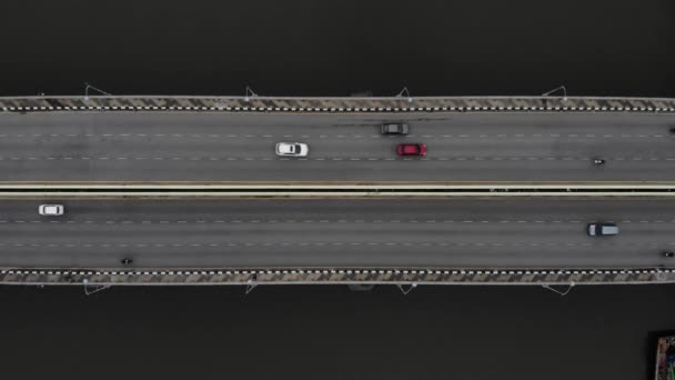 Vue aérienne du haut vers le bas de l'intersection de la route avec les véhicules bondés 