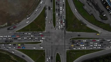 Kalabalık araçlarla yol kesişiminin yukarıdan aşağı hava görüntüsü