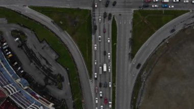 Kalabalık araçlarla yol kesişiminin yukarıdan aşağı hava görüntüsü