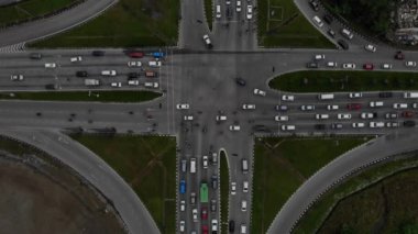 Kalabalık araçlarla yol kesişiminin yukarıdan aşağı hava görüntüsü