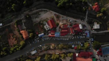 Malacca 'daki Crystal Bay' in havadan görüntüsü. Yerel halkın ve turistlerin güzel manzaralı taze deniz ürünlerinin tadını çıkarabileceği popüler bir yer.