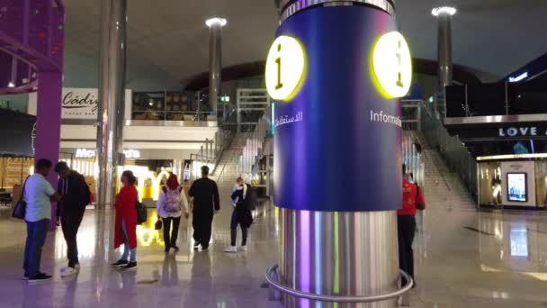 Personas Que Esperan Vuelo Aeropuerto Internacional Dubai — Vídeos de Stock