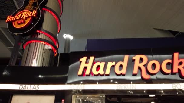 Hard Rock Cafe Dubai Nemzetközi Repülőtéren — Stock videók