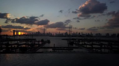 Gün batımında Dubai gökdelenlerinin manzaralı görüntüleri