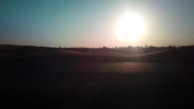 Güneşli bir günde Dubai Çölü 'nde manzara manzaraları