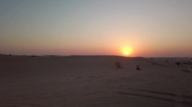 Güneşli bir günde Dubai Çölü 'nde manzara manzaraları