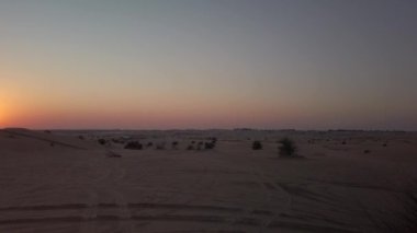 Güneşli bir günde Dubai Çölü 'nde manzara manzaraları