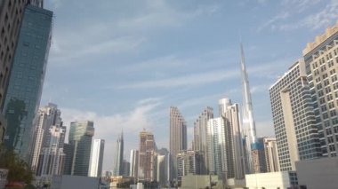 Gün batımında Dubai gökdelenlerinin manzaralı görüntüleri