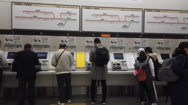 Menschen Kaufen Fahrkarte Für Zug Der Linie Automaten — Stockvideo