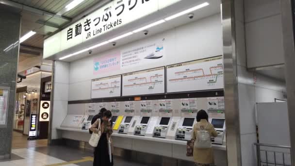 Люди Купують Квиток Поїзд Автоматом — стокове відео