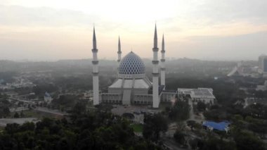 Sultan Salahuddin Abdül Aziz Camii 'nin havadan görünüşü veya Mescidi Şah Alam olarak da bilinir.