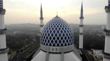 Sultan Salahuddin Abdül Aziz Camii 'nin havadan görünüşü veya Mescidi Şah Alam olarak da bilinir.