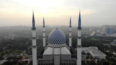 Sultan Salahuddin Abdül Aziz Camii 'nin havadan görünüşü veya Mescidi Şah Alam olarak da bilinir.