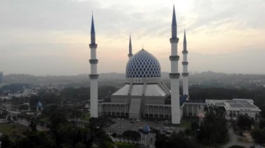 Sultan Salahuddin Abdül Aziz Camii 'nin havadan görünüşü veya Mescidi Şah Alam olarak da bilinir.