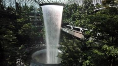 Yağmur Girdabı Jewel Changi Havalimanı 'nda bulunan dünyanın en uzun kapalı şelalesidir.
