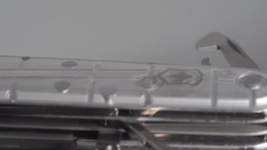 Gümüş renkli Victorinox İsviçre çakısının sinematik kapalı çekimi 