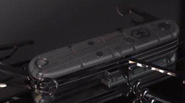 Gümüş renkli Victorinox İsviçre çakısının sinematik kapalı çekimi 
