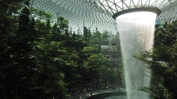 Rain Vortex Ist Der Höchste Indoor Wasserfall Der Welt Flughafen — Stockvideo