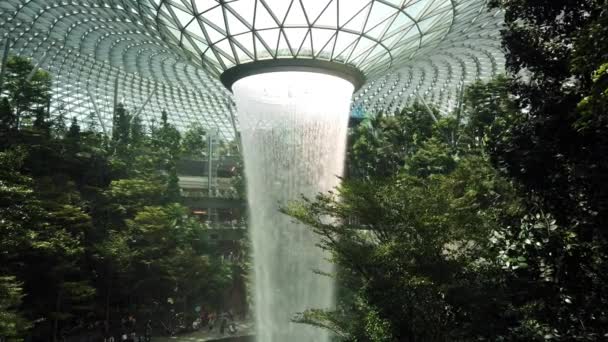 Rain Vortex Cascada Interior Más Alta Del Mundo Ubicada Aeropuerto — Vídeos de Stock