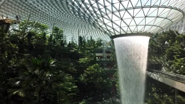 Rain Vortex Cascada Interior Más Alta Del Mundo Ubicada Aeropuerto — Vídeos de Stock