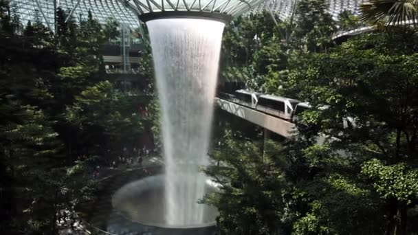 Rain Vortex Ist Der Höchste Indoor Wasserfall Der Welt Flughafen — Stockvideo