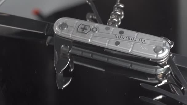 Filmatisk Sluten Bild Silverfärg Victorinox Schweiziska Armékniv — Stockvideo