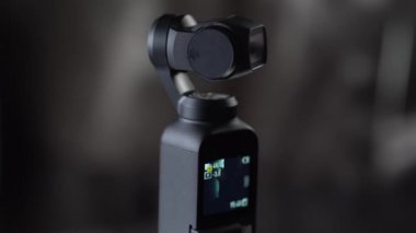 DJI OSMO POCKET 'in sinematik görüntüsü, dönen bir ekranda 4K çekebilen cep büyüklüğünde bir gimbal kamera.