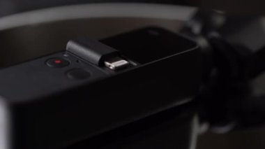 DJI OSMO POCKET 'in sinematik görüntüsü, dönen bir ekranda 4K çekebilen cep büyüklüğünde bir gimbal kamera.
