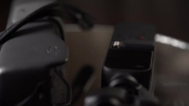 DJI OSMO POCKET 'in sinematik görüntüsü, dönen bir ekranda 4K çekebilen cep büyüklüğünde bir gimbal kamera.