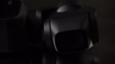 DJI OSMO POCKET 'in sinematik görüntüsü, dönen bir ekranda 4K çekebilen cep büyüklüğünde bir gimbal kamera.