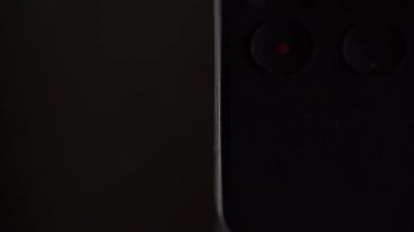 DJI OSMO POCKET 'in sinematik görüntüsü, dönen bir ekranda 4K çekebilen cep büyüklüğünde bir gimbal kamera.