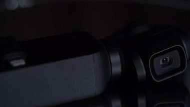 DJI OSMO POCKET 'in sinematik görüntüsü, dönen bir ekranda 4K çekebilen cep büyüklüğünde bir gimbal kamera.