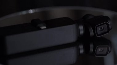 DJI OSMO POCKET 'in sinematik görüntüsü, dönen bir ekranda 4K çekebilen cep büyüklüğünde bir gimbal kamera.