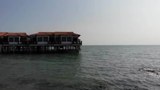 Cinematic Luchtfoto Van Water Chalet Avillion Port Dickson Prachtige Schone — Stockvideo