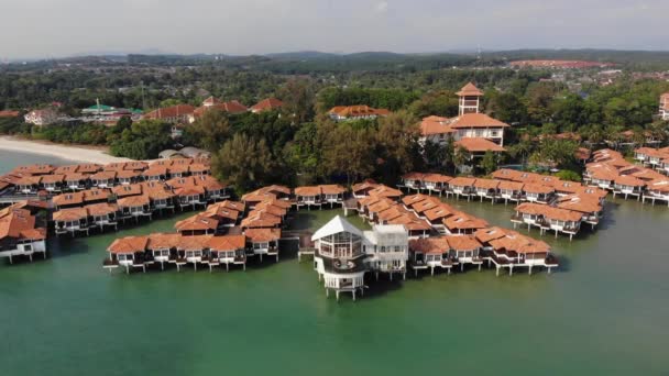 Fotografia Aérea Cinematográfica Chalé Água Avillion Port Dickson Bela Praia — Vídeo de Stock