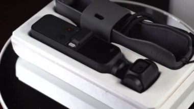 DJI OSMO POCKET 'in sinematik görüntüsü, dönen bir ekranda 4K çekebilen cep büyüklüğünde bir gimbal kamera.