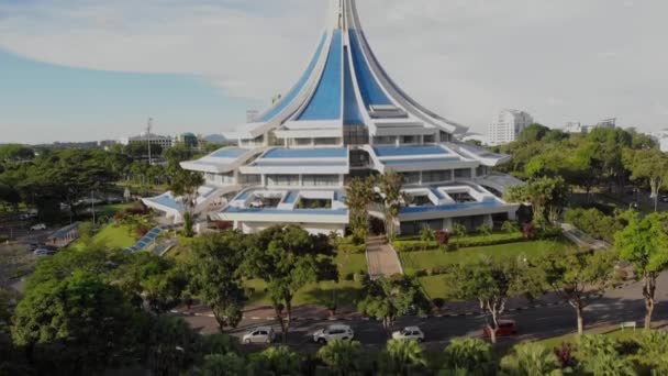 Vista Aérea Del Edificio Majlis Bandaraya Kuching Selatan Situado Cerca — Vídeos de Stock
