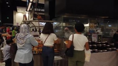 Japon sokak yiyeceklerinin sinematik kapalı çekimi: tempura, kroket, balık köftesi, suşi