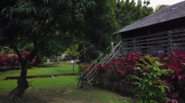 Ibanese Uzunevi 'nin ya da Sarawak Kültür Köyü' ndeki Rumah Panjang iban 'ın içi. Ibanlı insanlar geçmişte kelle avcısı olarak bilinirlerdi.