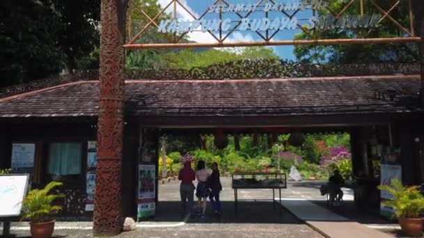Pengambilan Gambar Sinematik Dari Pintu Masuk Desa Kebudayaan Sarawak Kuching — Stok Video