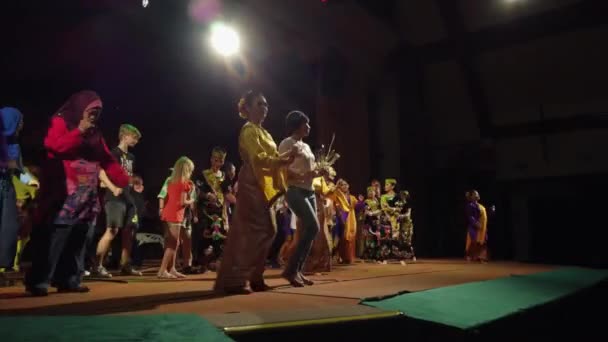 Danseuse Traditionnelle Sarawak Cultural Village Danse Avec Les Visiteurs Après — Video