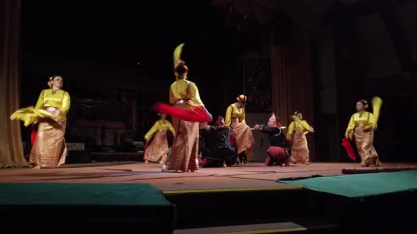 节目结束后 沙捞越文化村的传统舞蹈演员与游客共舞 舞蹈演员由马来人 梅拉瑙人 毕达约人 伊班人和奥朗祖鲁人组成 — 图库视频影像