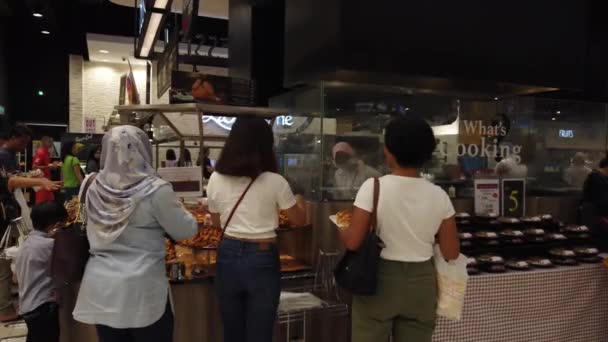 Filmisk Sluten Bild Japansk Street Food Tempura Krocket Fiskbollar Sushi — Stockvideo