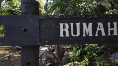 Ibanese Uzunevi 'nin ya da Sarawak Kültür Köyü' ndeki Rumah Panjang iban 'ın içi. Ibanlı insanlar geçmişte kelle avcısı olarak bilinirlerdi.