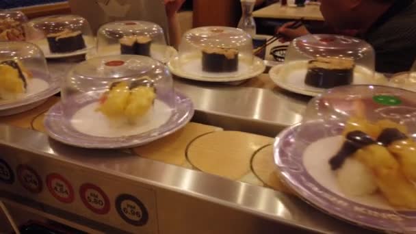 Variedad Sushis Cinta Transportadora Restaurante Sushi King Sushi King Cadena — Vídeo de stock